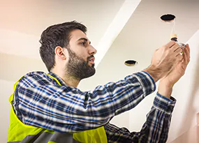Mann installiert LEDs